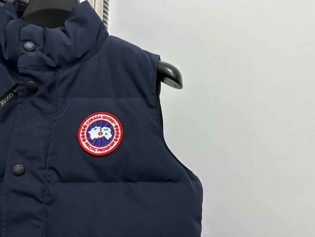 P360 [Canada Goose] Canada Goose #Freestyle Crew 4154M Men’s and Women’s Vest Down# ➖ Imported Behringer embroidery machine with customized 10,000-needle embroidery logo! ➖ Imported 21-count polyester-cotton blended original fabric, using Feather-Light 10D waterproof coating fabric, made of 84.5% polyester fiber and 15.5% cotton, 100% the best feel in the entire network! ➖ The genuine official website uses the national standard 80 white duck down, and will never be misled by false claims such as 90 down or goose down! ➖ 100% nylon nylon lining with double double-layer sealing design to prevent velvet from running away. Top-grade polar fleece is used in the collar and pockets to keep warm and comfortable! ➖ Yoshida YKK provides original custom-made electroplated sliders. YKK two-way lockable zippers are tight and smooth and will not peel off paint! ➖ 3M composite original Velcro is durable, and all accessories and hardware are disassembled and customized! ⛔No slander, no exaggeration, no need for too much copywriting, because it is focused, it is professional!  SIZE: XS S M L XL XXL